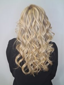 cheveux longs boucles blond polaire